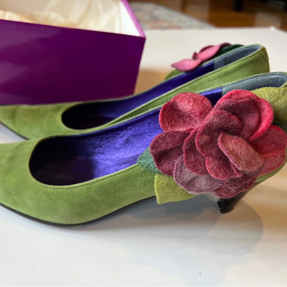 Elegant Green Suede Heels with Floral Detail